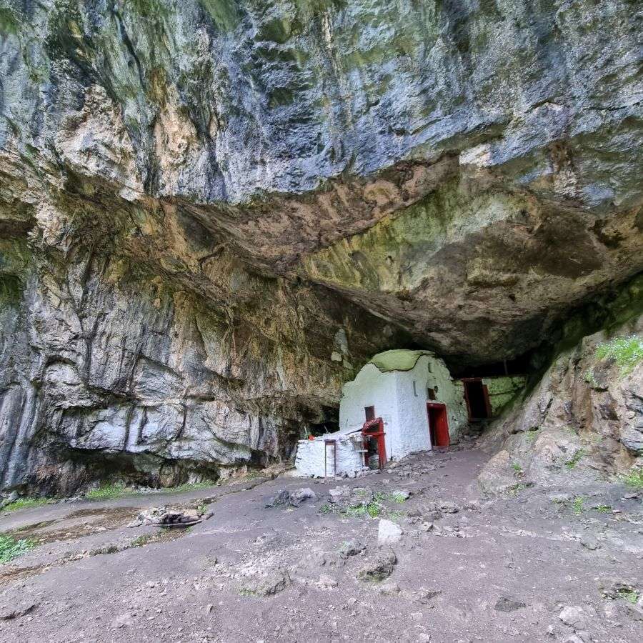 המערה מכווץ.jpg